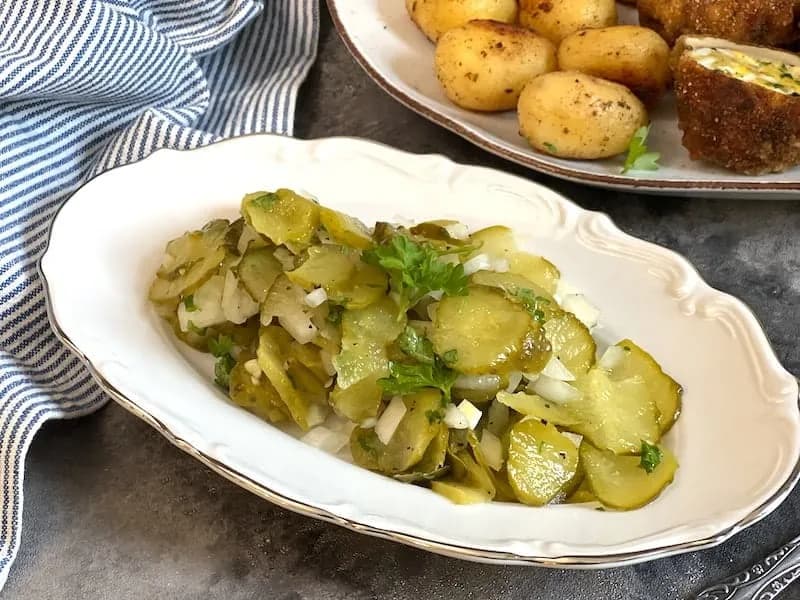 Jak zrobić sałatkę z ogórków kiszonych - prosty przepis na smakowity dodatek