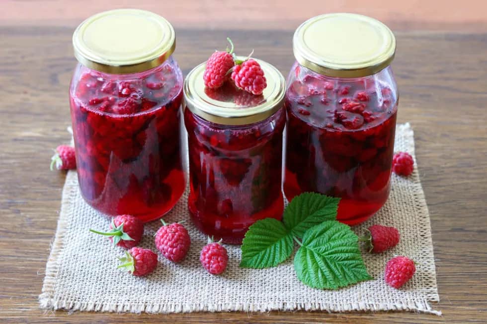 Domowy sok malinowy: prosty przepis na zimę krok po kroku