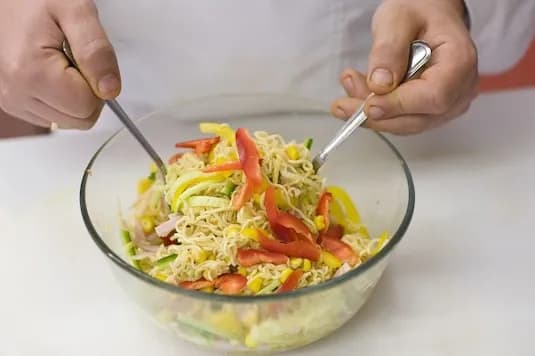 Jak zrobić sałatkę z zupek chińskich w 15 minut - proste i smaczne przepisy