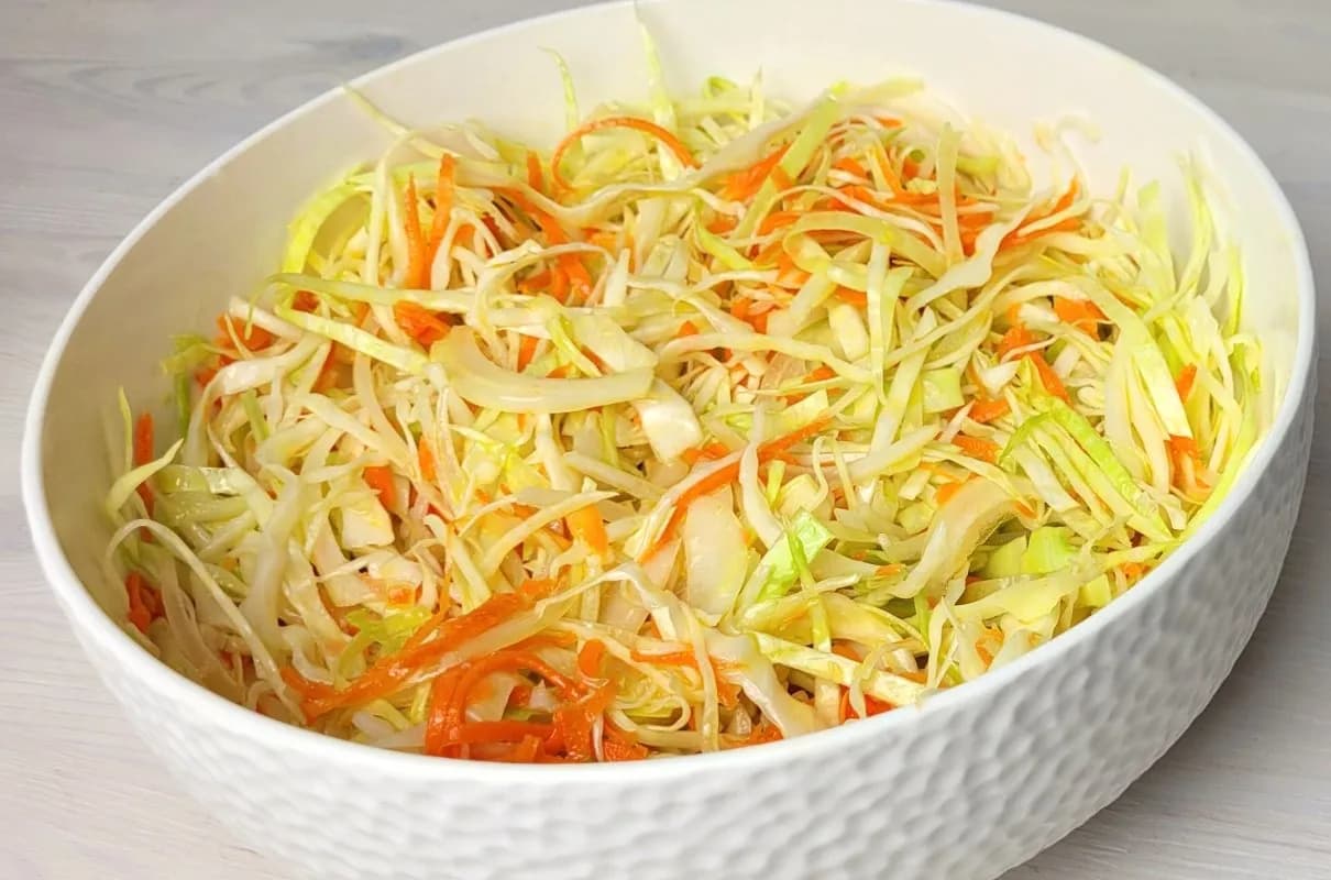 Sałatka z białej kapusty jak u Chińczyka – prosta i pyszna receptura