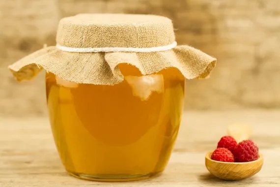Jak zrobić ziołomiód malinowy – prosty przepis na zdrowy miód