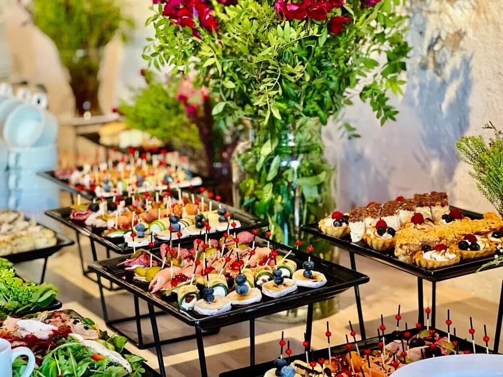 Rodzaje cateringu - jak wybrać najlepszą opcję na swoją imprezę