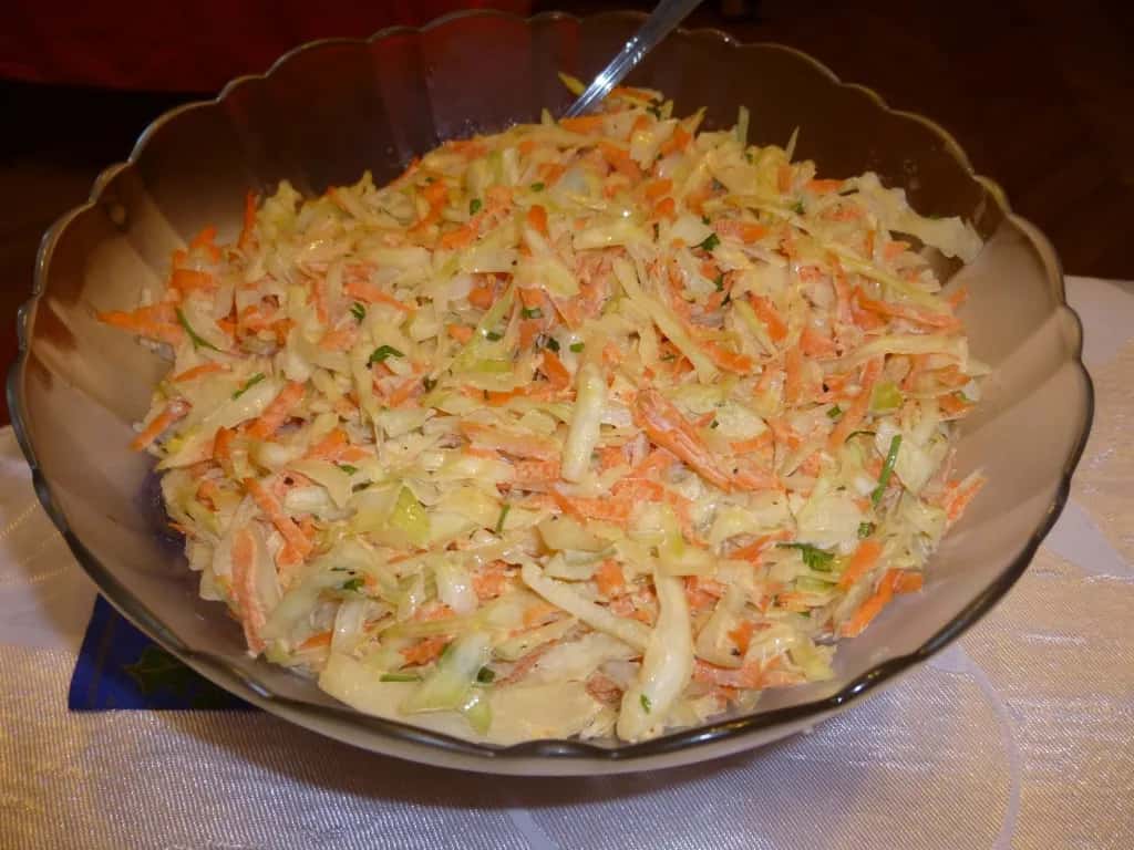 Najlepszy przepis na surówkę z białej kapusty jak na weselu, który zachwyci gości