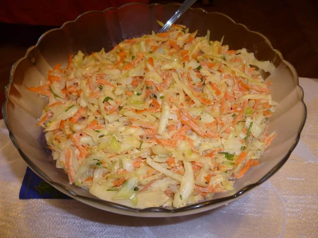 Najlepszy przepis na surówkę z białej kapusty jak na weselu, który zachwyci gości
