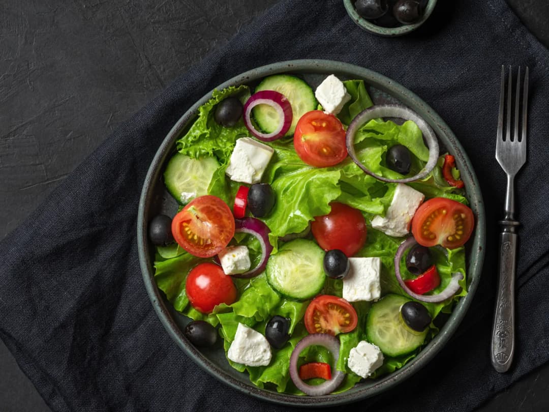 Jaki sos do sałatki z fetą? Odkryj najlepsze smaki i połączenia