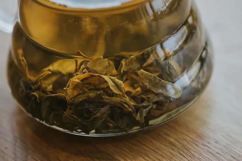 Z jakiej herbaty okład na oczy? Sprawdź skuteczne sposoby na opuchliznę