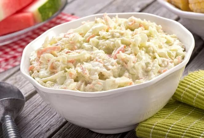 Jak zrobić sałatkę coleslaw - prosty przepis, który zachwyci smakiem