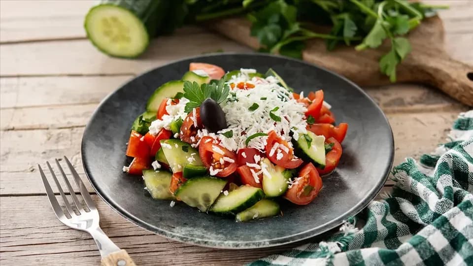 Jaki ser do sałatki szopskiej? Odkryj najlepsze opcje i smaki