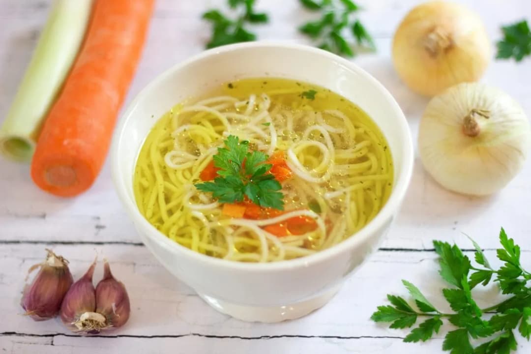 Sekret idealnego rosołu: jakie przyprawy naprawdę warto dodać