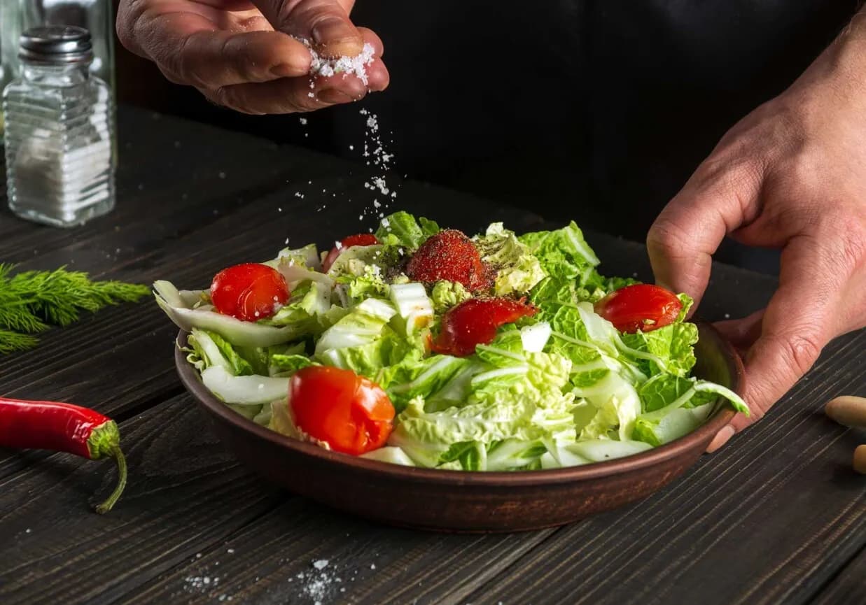 Jakie przyprawy do sałatki jarzynowej dodadzą jej wyjątkowego smaku?