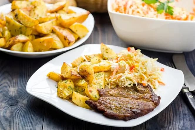 Idealne surówki do karkówki, które podkreślą smak mięsa