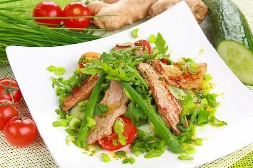 Idealne surówki do cielęciny, które zachwycą Twoje podniebienie