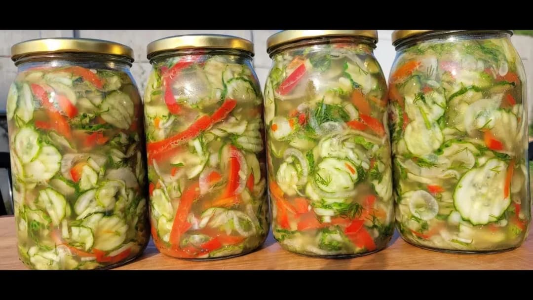Ile pasteryzować sałatkę z ogórków, aby uniknąć psucia się?