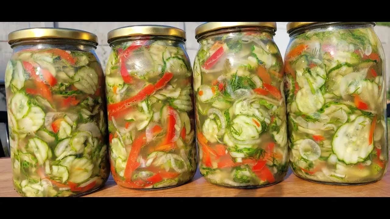 Ile pasteryzować sałatkę z ogórków, aby uniknąć psucia się?