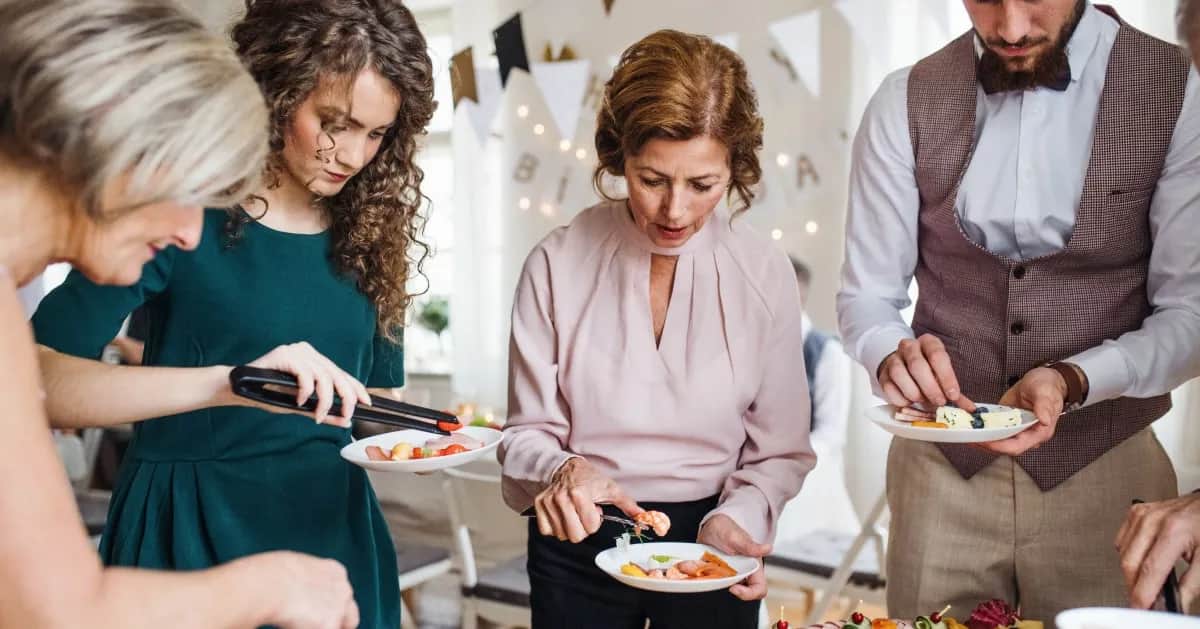 Ile kosztuje catering na 30 osób? Sprawdź, by nie przepłacić!