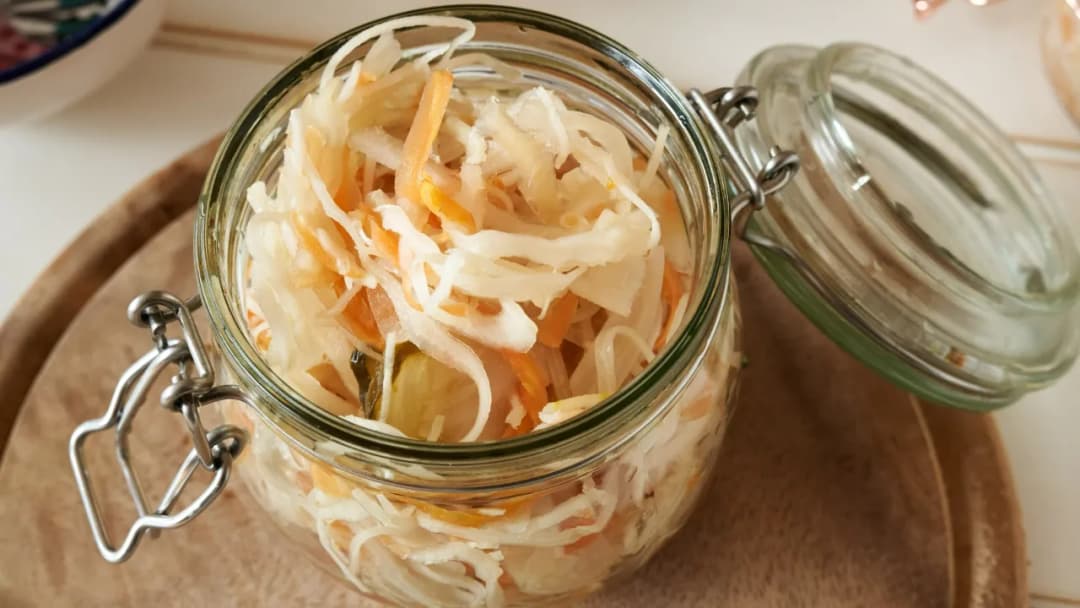 Surówka z kiszonej kapusty jak w restauracji - idealny przepis na smak