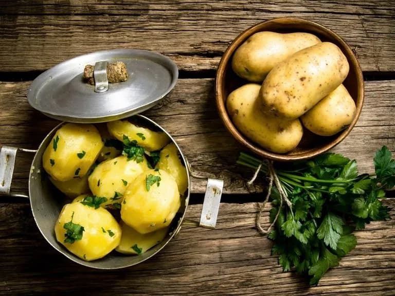 Jak długo gotować ziemniaki do sałatki jarzynowej, aby były idealne?